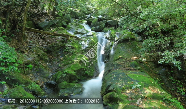 山间流水