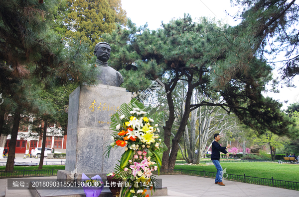 李大钊铜像
