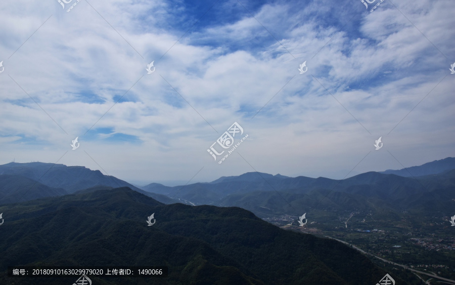 墨绿色延绵山脉风景