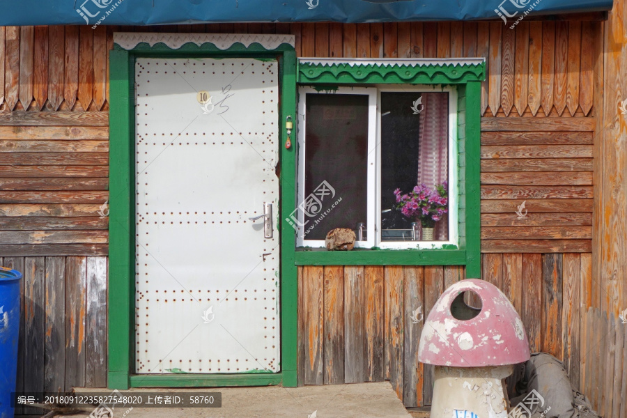 俄式木板木屋雕花的门窗