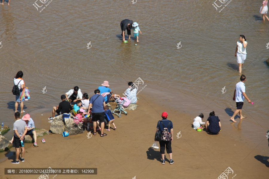 海边游人