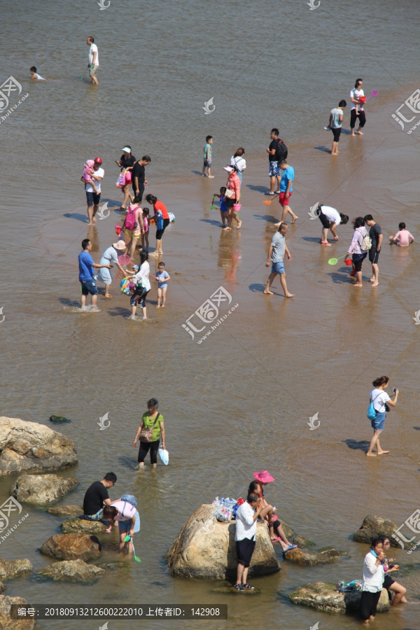 海边游客