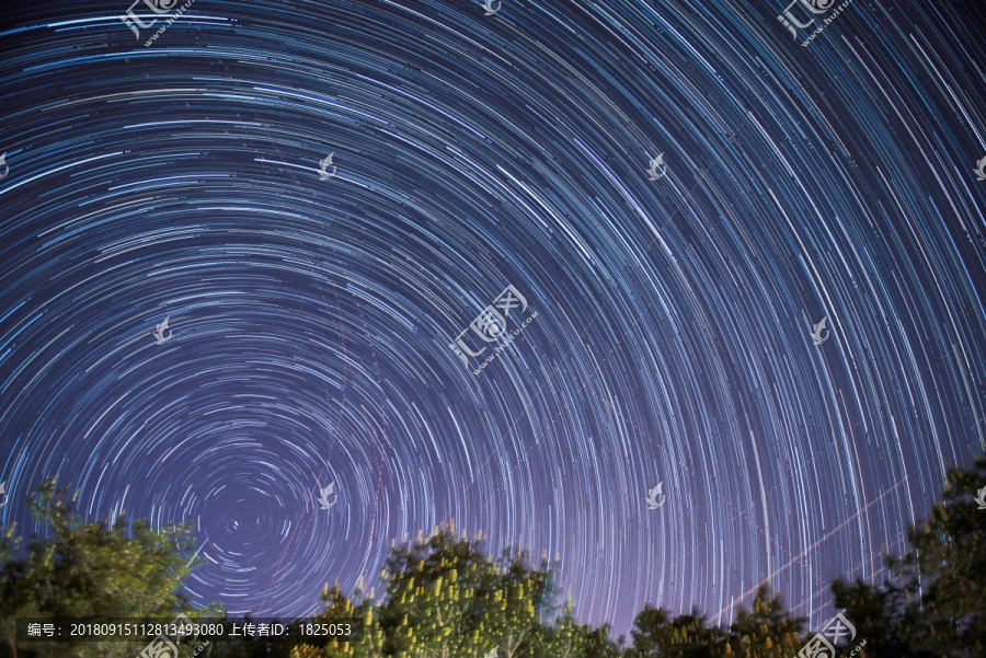 郊外夜空的星轨