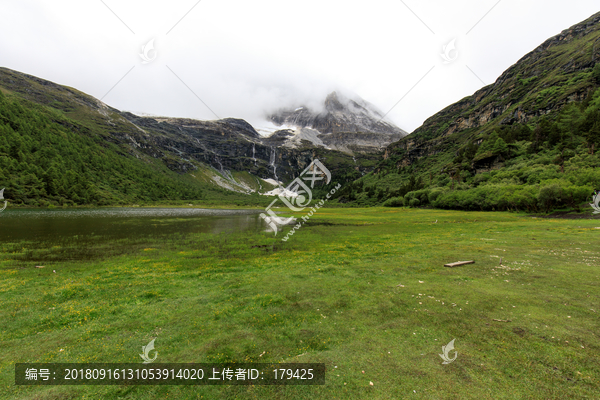 稻城亚丁洛绒牛场雪山湖泊草甸