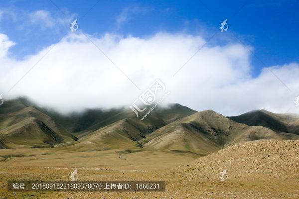 青海高原荒漠中的山和云