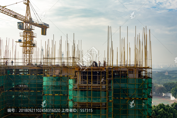 建筑工地建筑工人平视