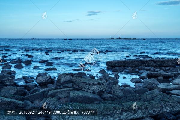 海浪击打海岸