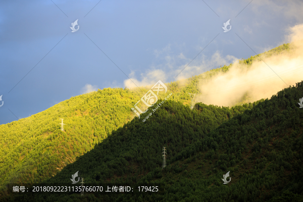 川西风光甘孜理塘森林输电塔云雾