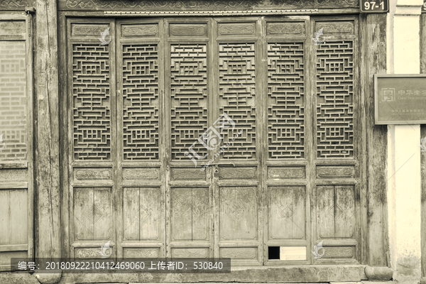 中式建筑雕花木门