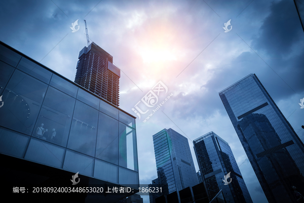 重庆江北嘴的摩天大楼仰视蓝调