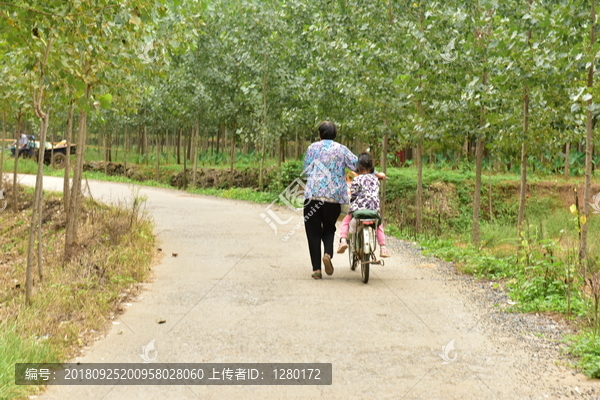 推自行车的妇女背影