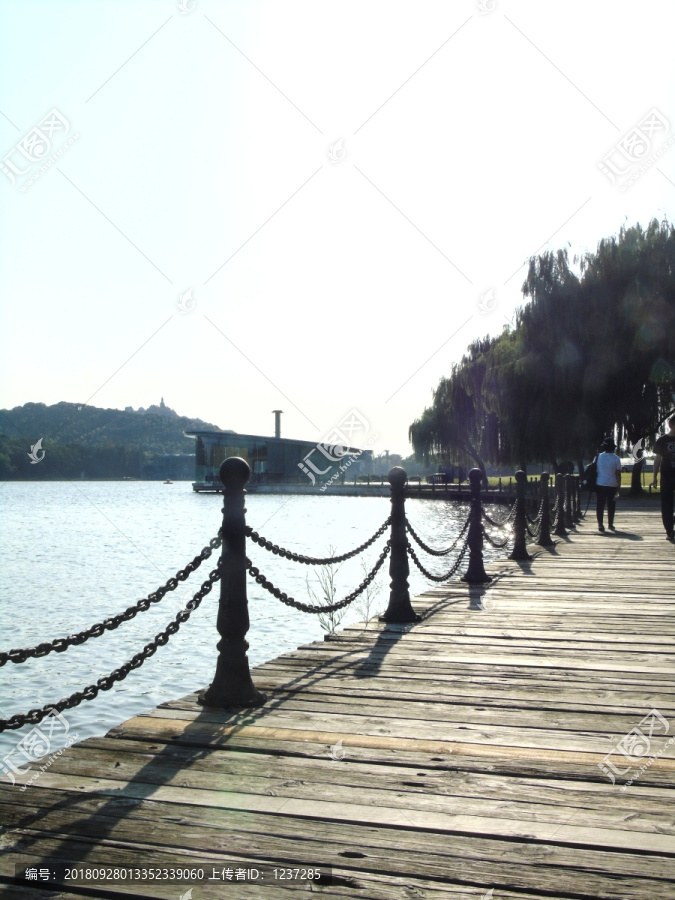 海边浮桥木桥围栏