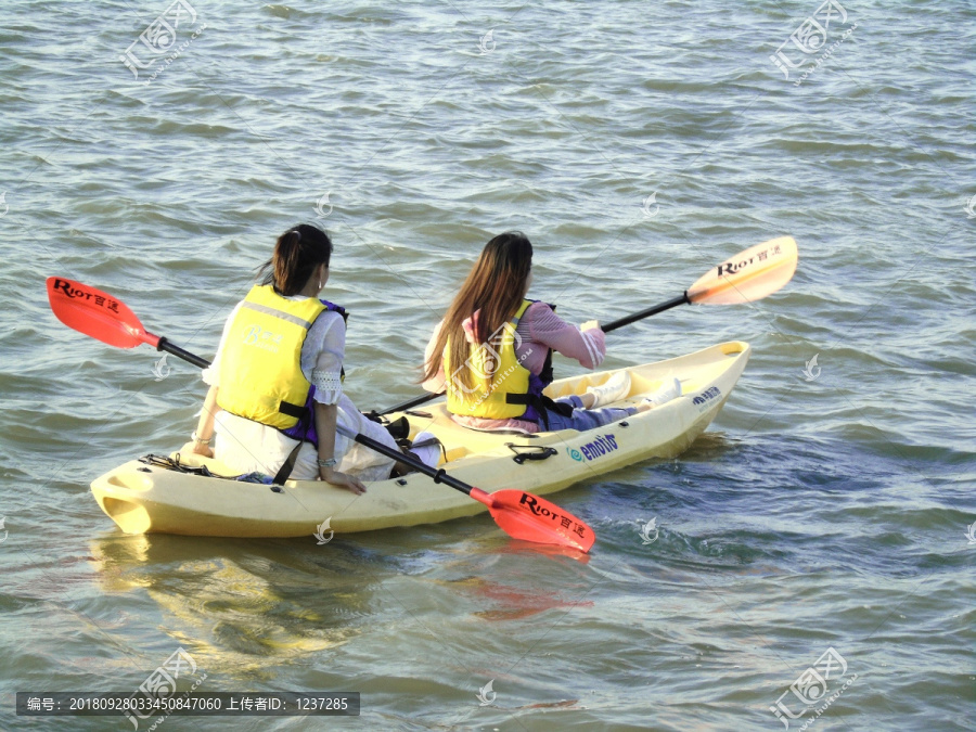 游乐场水上项目划龙舟划船运动