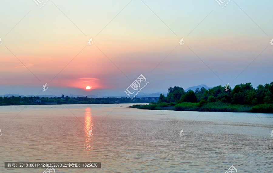 夕阳映江面