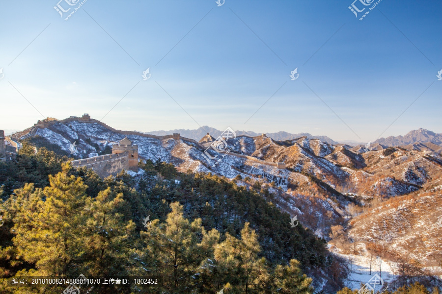 冬季长城雪景逆光金山岭