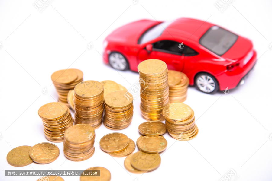 背景上的汽车模型和货币