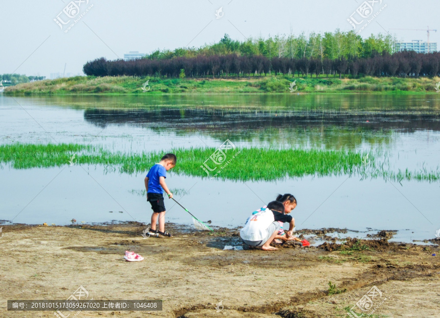 湖边儿童