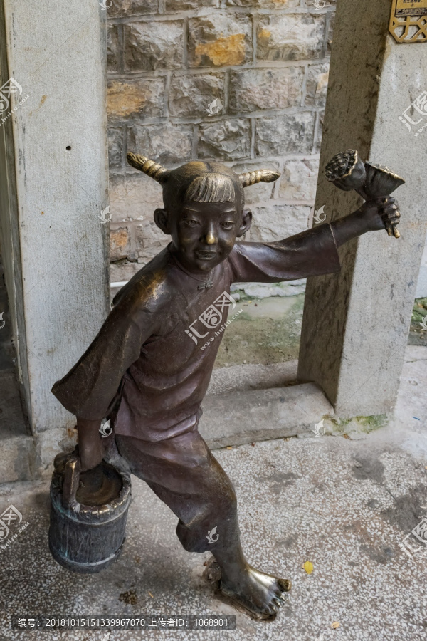 手拿莲蓬的儿童提水铜雕