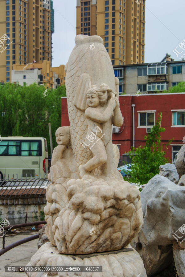 鲤鱼与男童女童前面雕塑全景