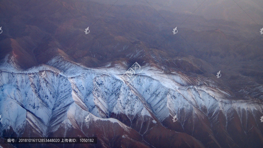 飞机上空俯瞰雪峰