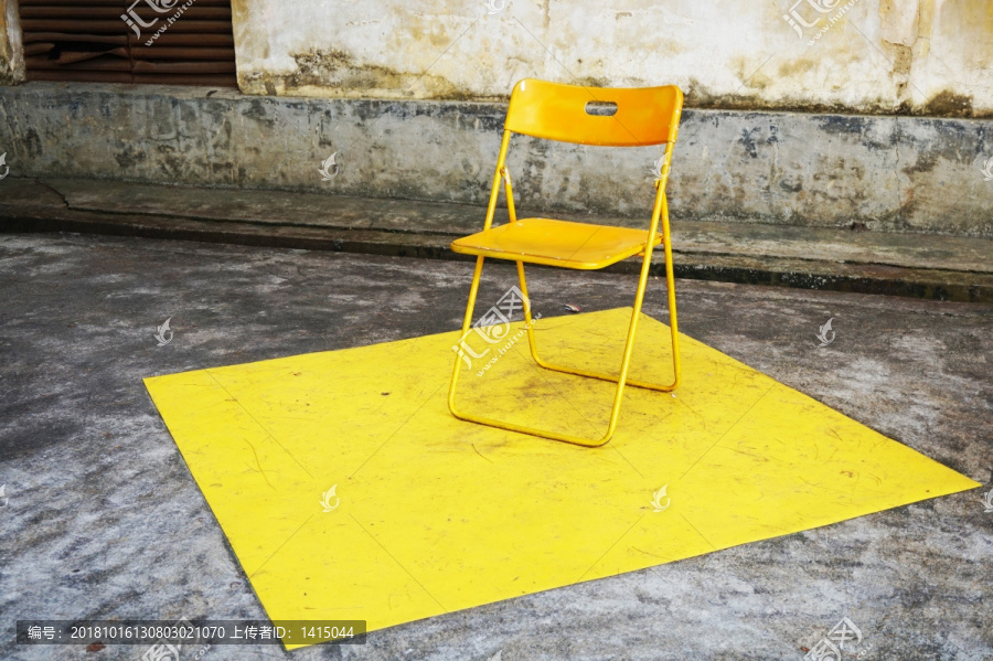黄色的椅子