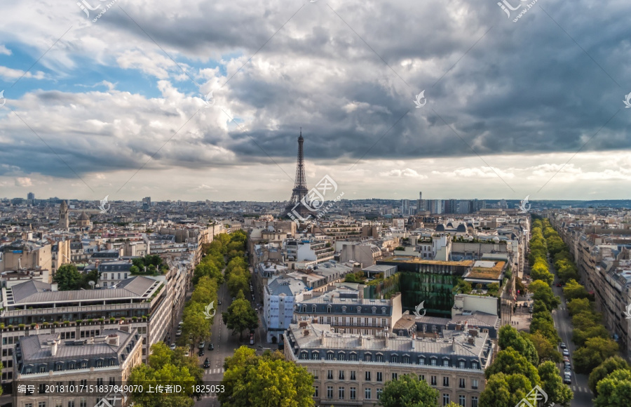 乌云笼罩下的巴黎埃菲尔铁塔
