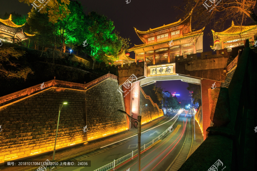 湖南凤凰古城南华门夜景