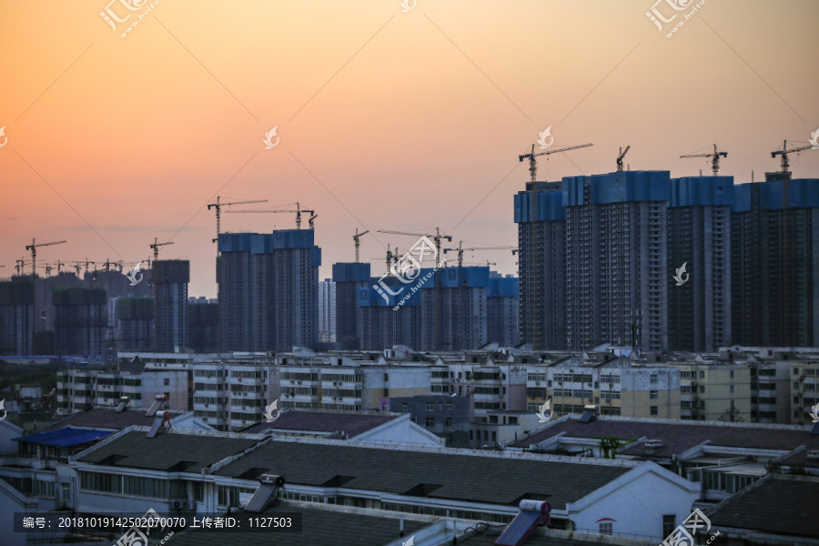 夕阳下的城市建设楼盘图