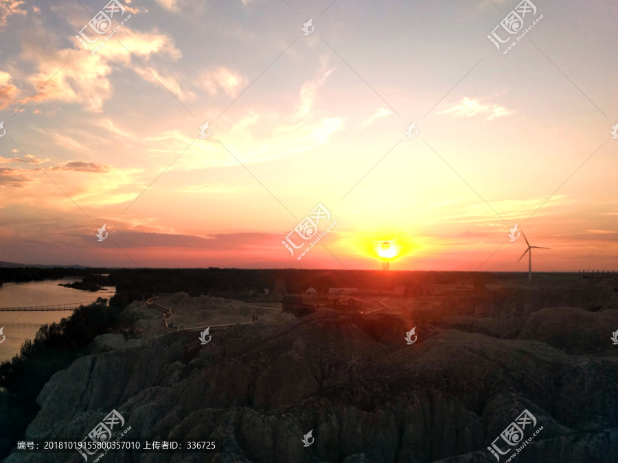 新疆五彩滩夕照晚霞