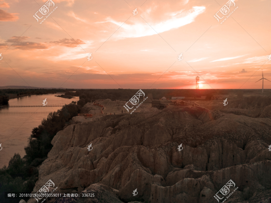 新疆五彩滩夕照晚霞