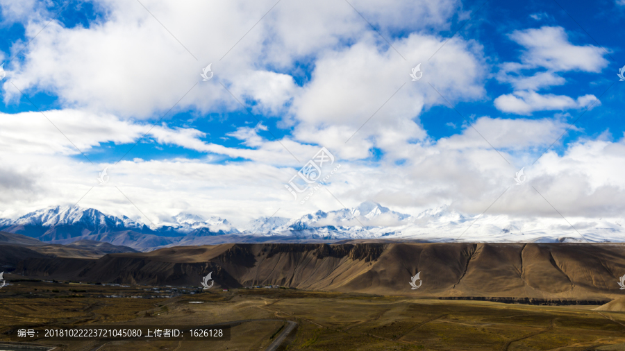 西藏普兰县附近的雪山