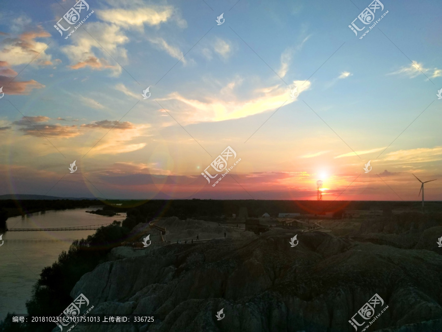 新疆五彩滩夕照晚霞