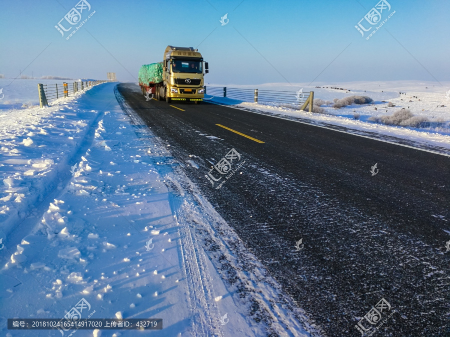 冬季积雪公路上的大货车