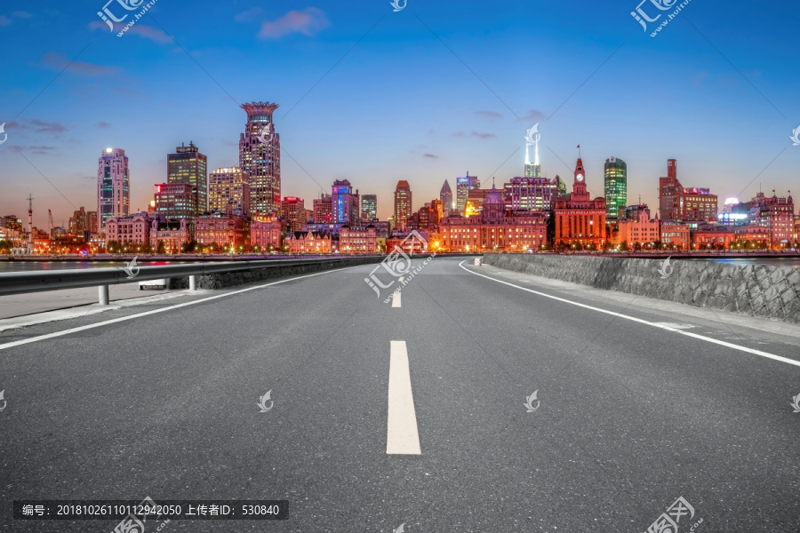 上海金融区和沥青地面高速路