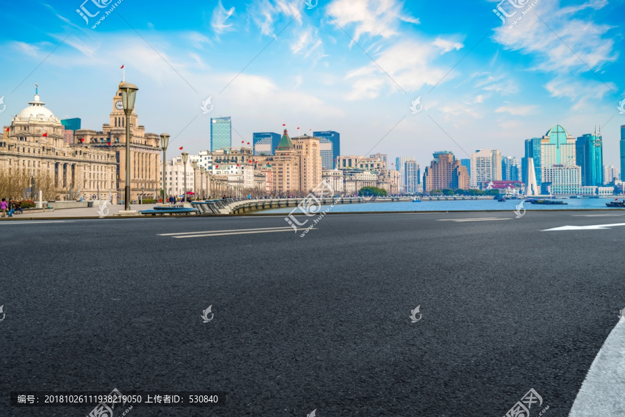 上海摩天大楼和柏油路面