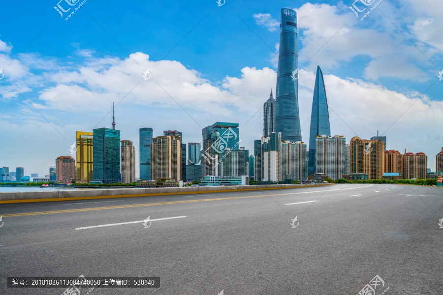 道路路面和上海现代建筑群