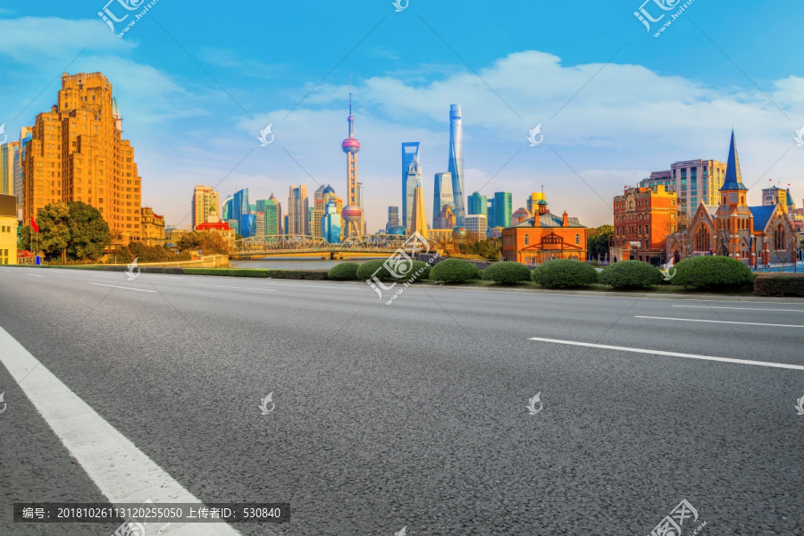 沥青路面和上海摩天大楼