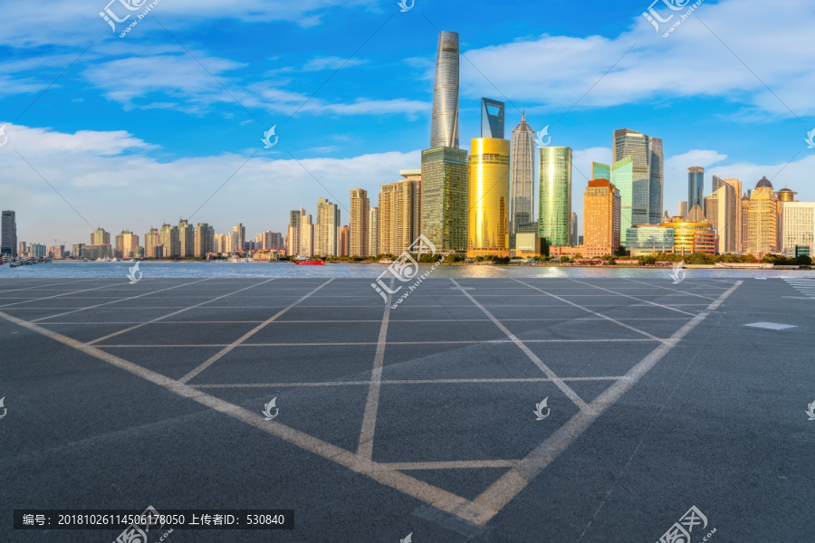 沥青路面和上海陆家嘴建筑群