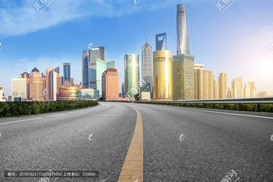 柏油马路和上海陆家嘴金融中心