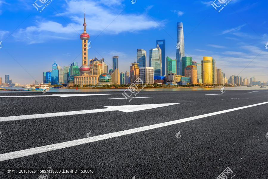 柏油马路和上海陆家嘴建筑群