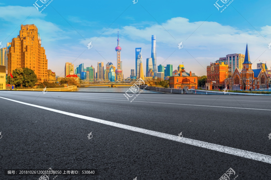 柏油马路和上海现代建筑群
