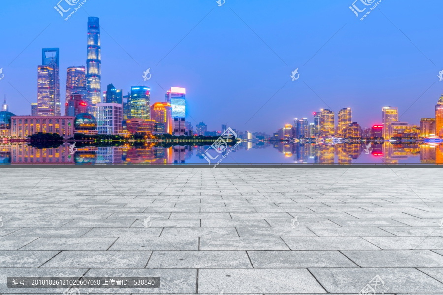 地砖路面和上海陆家嘴金融区建筑