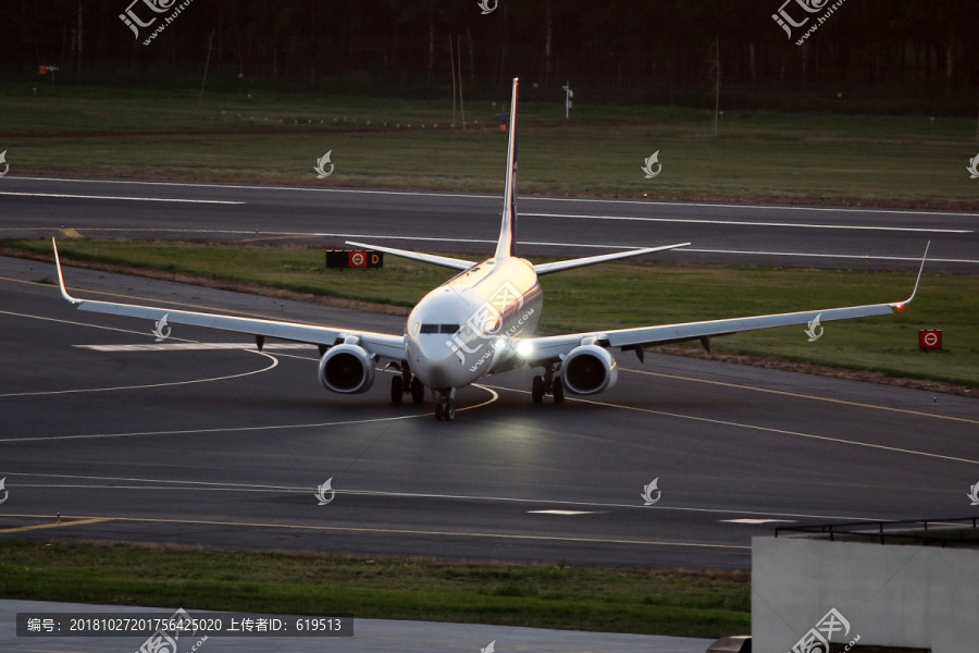 江西航空公司波音飞机滑行