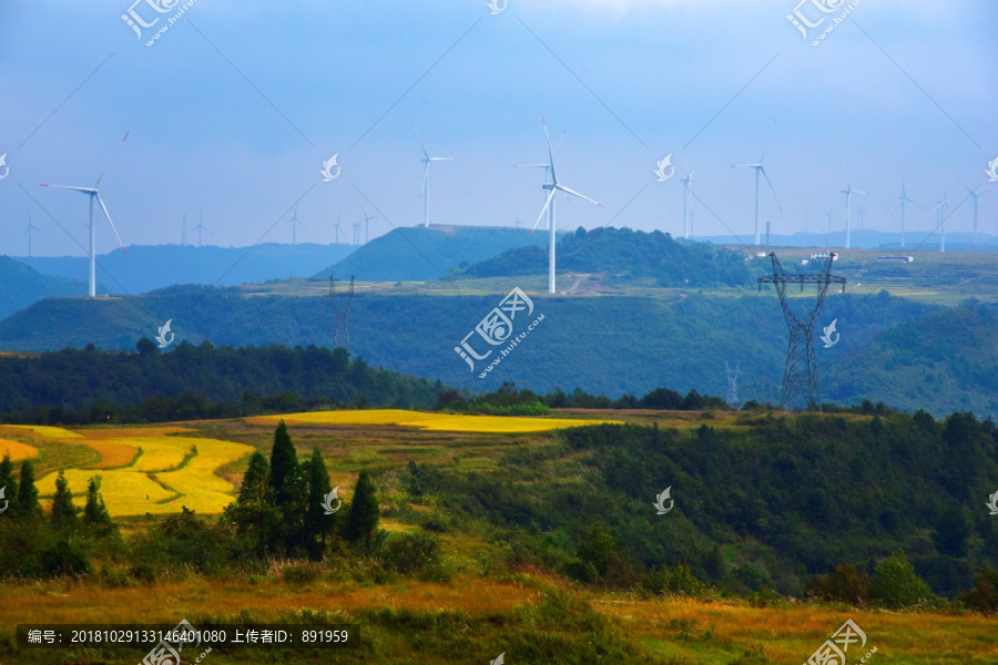 金秋高原梯田风电场