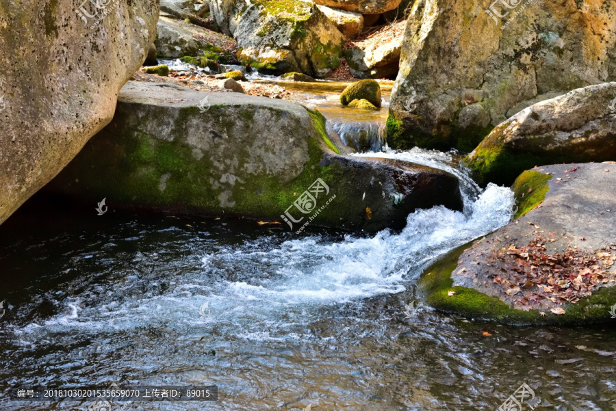 山泉溪流