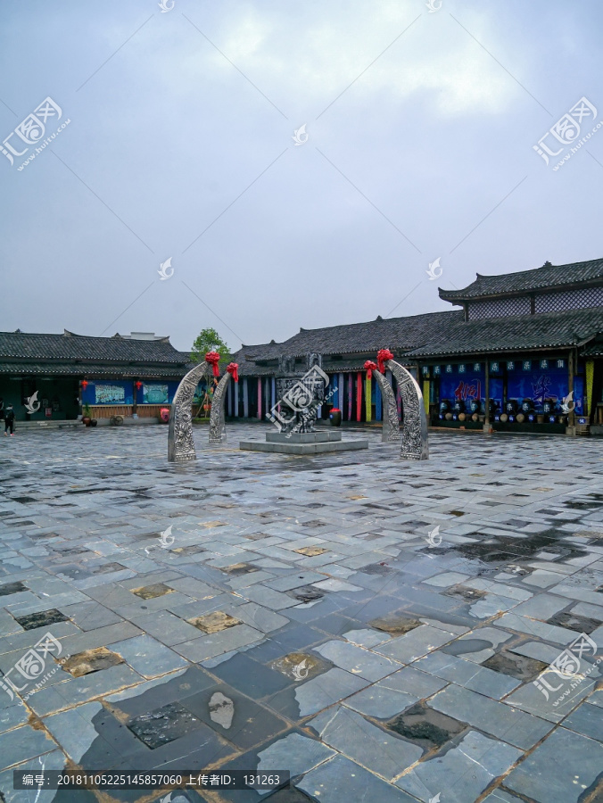 桂林侗情水庄迎宾广场牛角雕塑