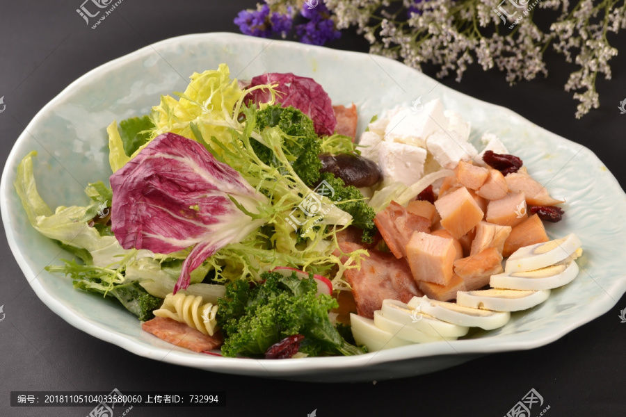 凯撒熏鸡肉配菲达芝士色拉