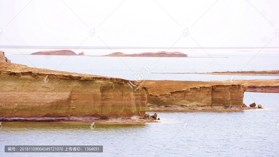 青海海西柴达木水上雅丹