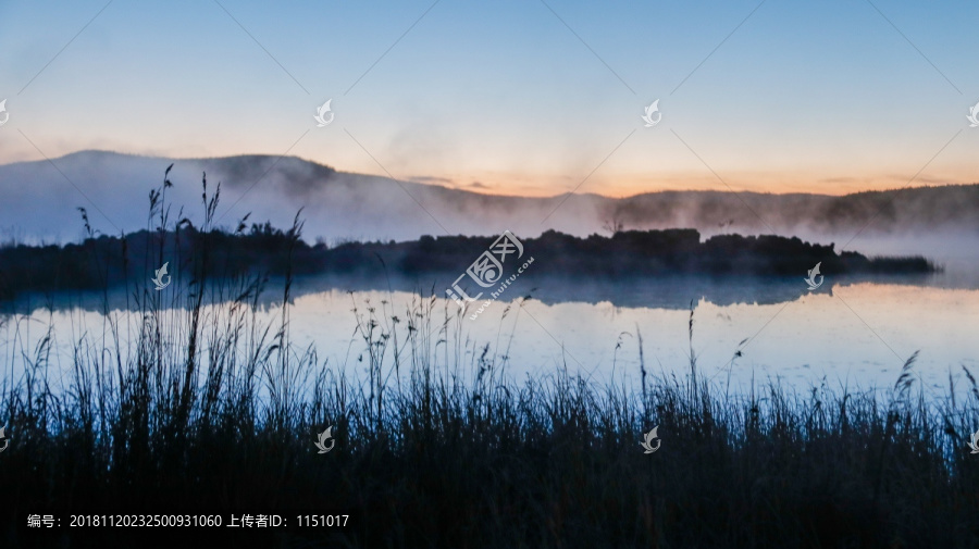 杜鹃湖日出晨雾