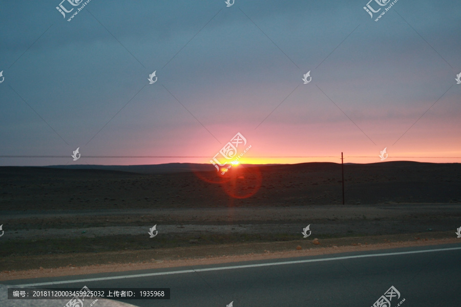 沙漠公路夕阳